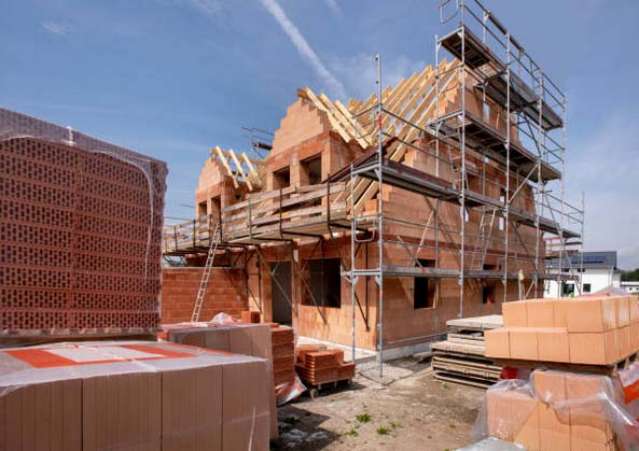 Maison neuve en cour de construction à Garches par Weiss Rénovation