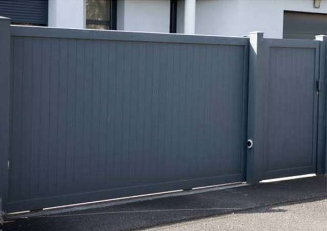 Création d'une nouvelle clôture et portail à Viroflay par Weiss Rénovation